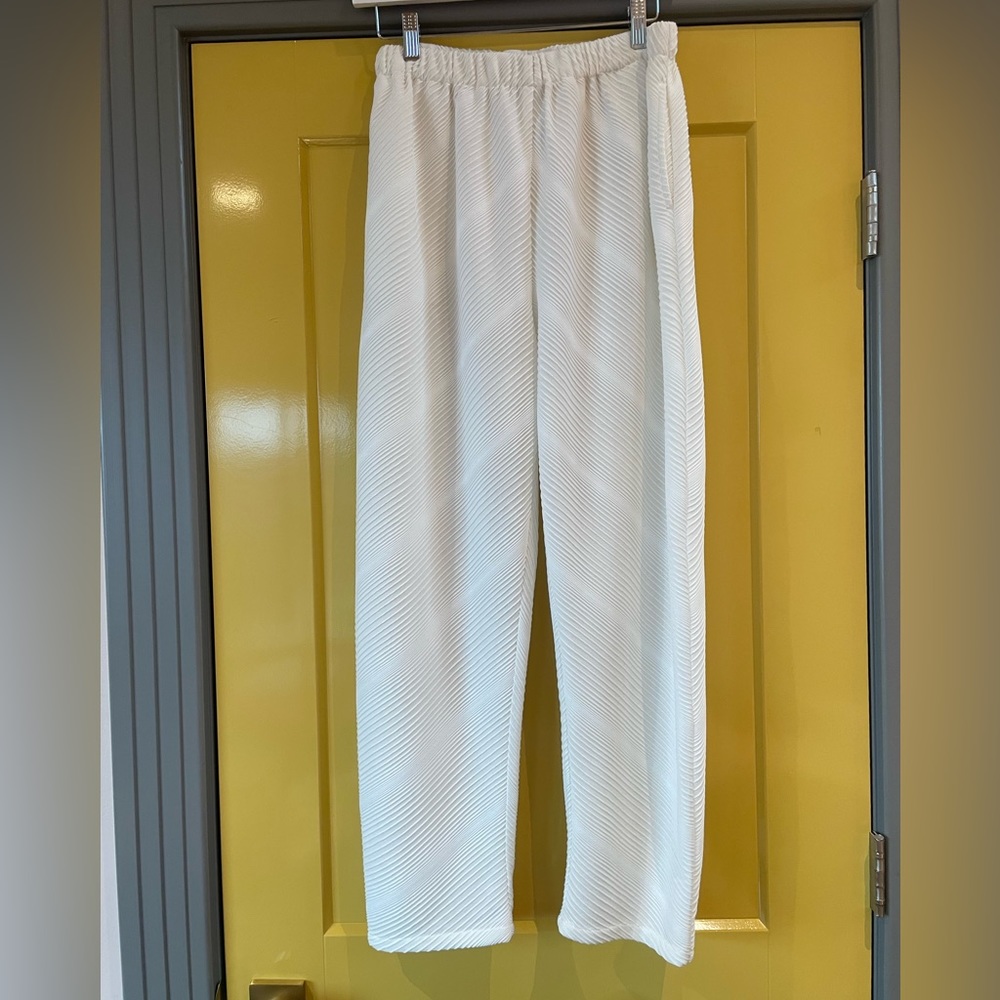 Roucha size B winter-white, pocketed barrel pants